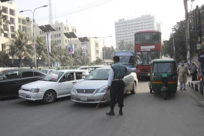 দায়িত্ব পালনকালে ট্রাফিক পুলিশ