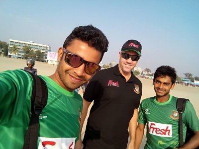 শাওন গাজীর সেলফিতে প্রধান পরামর্শক স্টুয়ার ল ও অধিনায়ক মেহেদী হাসান মিরাজ