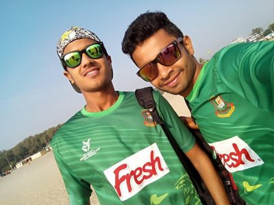 সমুদ্র সৈকতে সঞ্জিত সাহা ও শাওন গাজী