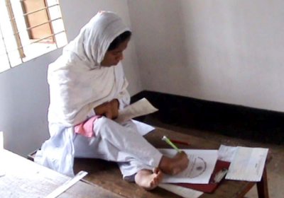শারীরিক প্রতিবন্ধিতা জয় করে এসএসসি পরীক্ষা দিচ্ছেন নিশাত