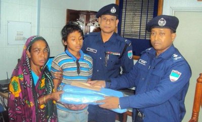 নির্যাতিত শিশু টুটুলের পাশে ঝিনাইদহের পুলিশ সুপার