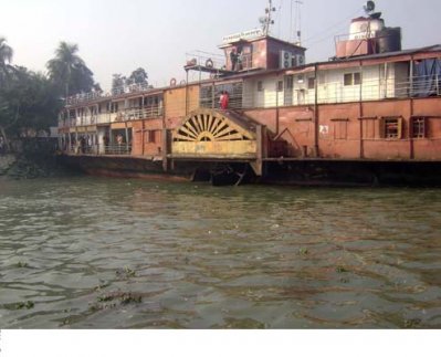 নদীতে আটকা পড়া স্টিমার