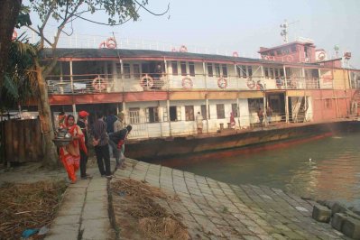 বিআইডব্লিউটিসির সরকারি যাত্রীবাহী জাহাজ পিএস মাহসুদ