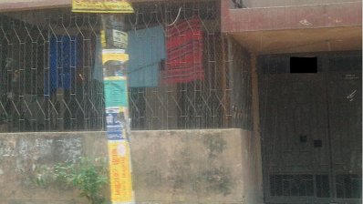 দেয়ালে শেওলা ধরা একটি ভবনের সামনের অংশ
