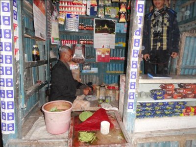 চোরা কারবারি ছেড়ে এখন মুদি দোকান করছেন আমিন মিয়া