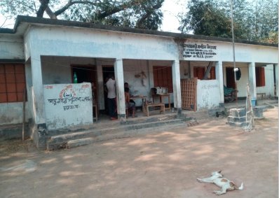 স্কুল ভবনে পুলিশ ক্যাম্প 