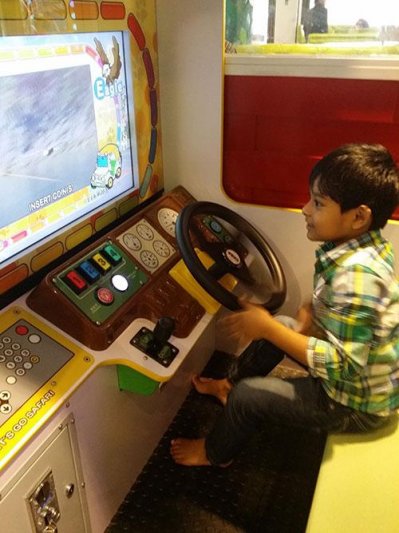 ভিডিও গেম খেলছে এক শিশু