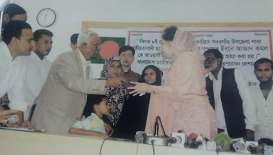 নিহতের পরিবারকে অনুদানের টাকা দিচ্ছেন বিএনপি চেয়ারপারসন খালেদা জিয়া 