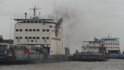 ৪ ঘন্টা পর পাটুরিয়া-দৌলতদিয়া ফেরি সার্ভিস চালু