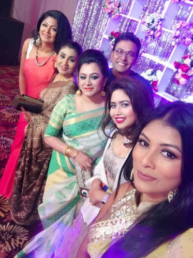 যথাক্রমে মৌসুমী হামিদ, বন্যা মির্জা, মিলন, মৌসুমী নাগ, ভাবনা এবং টয়া