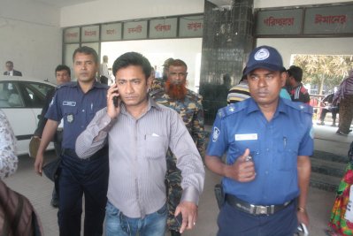 পুলিশের পাহারায় মামলার বাদী রফিকুল ইসলাম রাজু