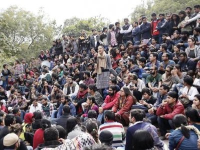 জওহরলাল নেহেরু বিশ্ববিদ্যালয়ে আন্দোলনরত শিক্ষার্থীদের একাংশ