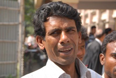 নির্যাতনের শিকার একটি শিশুর বাবা কথা বলেন সংবাদকর্মীদের সঙ্গে