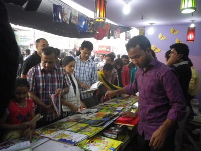 মেলার একটি স্টলে ছোটদের সঙ্গে বড়দেরও ভিড়