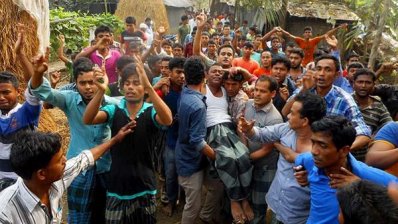 শাহজাহান সরকারকে তুলে নিয়ে যাচ্ছেন নেতাকর্মীরা