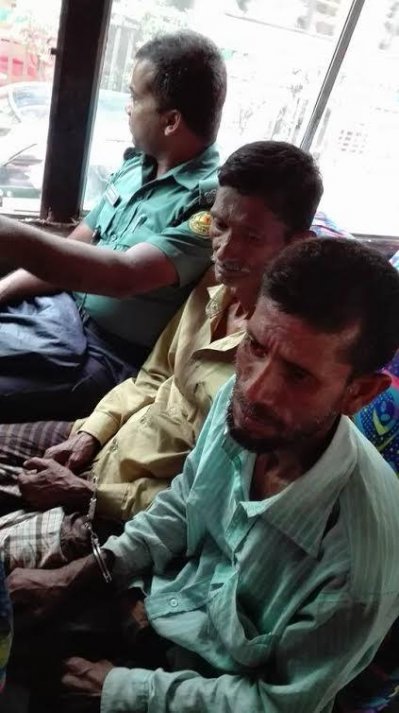 লোকালবাসে হাতকড়া পরা অবস্থায় আসামি