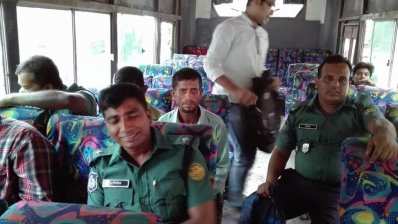 লোকালবাসে হাতকড়া পরা আসামি