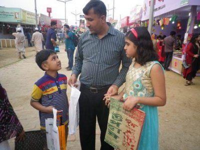 মেলার শেষ বেলায় বই কেনায় ব্যস্ত ক্রেতারা