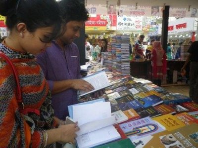 তালিকা ধরে বই কিনছেন ক্রেতারা