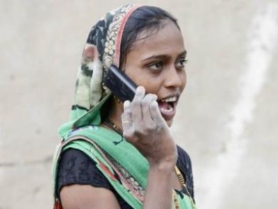 গুজরাটের একটি গ্রামে অবিবাহিত নারীদের মোবাইল ব্যবহার নিষিদ্ধ করা হয়েছে