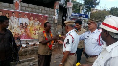 যত্রতত্র প্রস্রাব করলেই ফুলের মালা পরিয়ে দিচ্ছে পুলিশ!