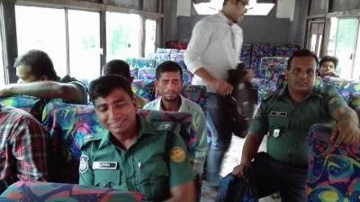 লোকাল বাসে হাতকড়া পরা আসামি