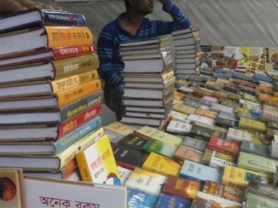 বইমেলায় ব্যস্ততা বাড়ছে বিক্রেতাদের