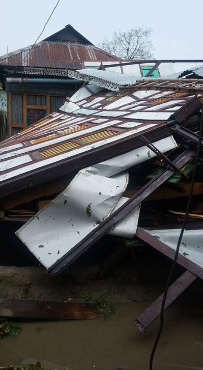 সিরাজদিখানে অকস্মিক ঝড়ে বাড়িঘর লন্ডভন্ড1