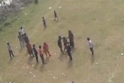 প্রেমের কারণে কিশোর-কিশোরকে জুতাপেটা
