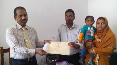 লালমনিরহাটের অতিরিক্তি জেলা প্রশাসক (সার্বিক) রেজাউল আলম সরকারকে শিক্ষাগত যোগ্যতার সব সনদ ফিরিয়ে দিচ্ছেন মাহফুজার রহমান