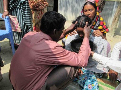 পল্লী চিকিৎসকের অপচিকিৎসায় শয্যাশায়ী কিশোরী গৃহবধূ