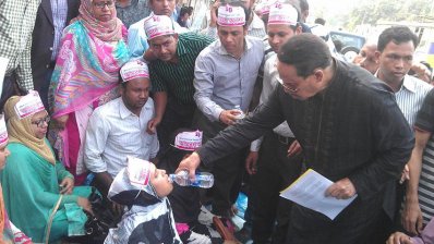 শিক্ষকদের অনশন ভাঙাচ্ছেন এরশাদ