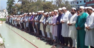 সাবেক সমাজকল্যাণ মন্ত্রী এনামুল হকের জানাজার নামাজ অনুষ্ঠিত হচ্ছে