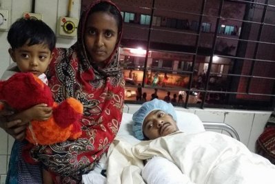হাসপাতালের বিছানায় চিকিৎসাধীন আবুল বাজানদার