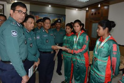 তাম্রপদক বিজয়ীদের হাতে পুরস্কার তুলে দিচ্ছেন ডিএমপি কমিশনার আছাদুজ্জামান মিয়া