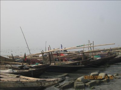 নদী তীরে বেঁধে রাখা জেলে নৌকার সারি