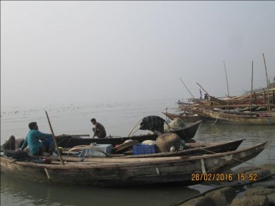 চাঁদপুরে মেঘনা নদীতে অলস বসে আছে জেলেরা