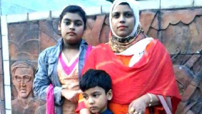 মায়ের সঙ্গে অরণী ও আলভী