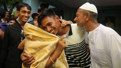 প্রার্থনা করছেন মুস্তাফিজের বাবা-মা। 