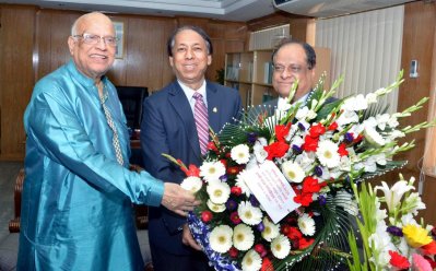 অর্থমন্ত্রীকে শুভেচ্ছা জানাচ্ছেন রূপালী ব্যাংকের কর্মকর্তারা
