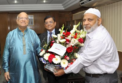 অর্থমন্ত্রীকে শুভেচ্ছা জানাচ্ছেন কর্মকর্তারা