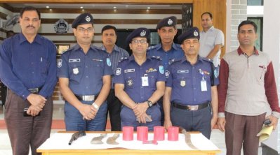 মানিকগঞ্জে উদ্ধার করা অস্ত্র ও বোমাসহ পুলিশ সদস্যরা