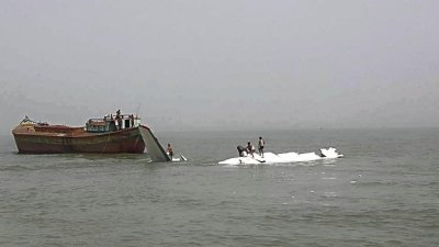 কক্সবাজারে সাগরে বিধ্বস্ত কার্গো বিমান উদ্ধারের দৃশ্য