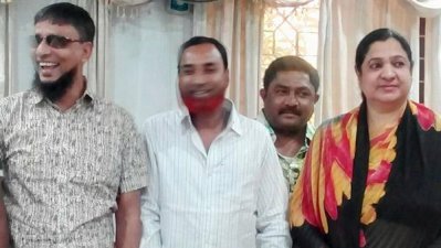 বাম থেকে প্রথম সামছ উদ্দিন শেখ হেলাল, দ্বিতীয় আমিনুল ইসলাম, তৃতীয় নিলুফা কুদ্দুস