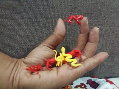 শিশুখাদ্যের প্যাকেটের ভেতরে থাকে এসব খেলনা 