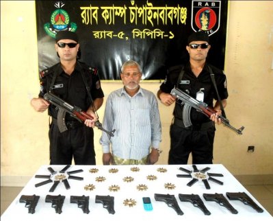 চাঁপাইনবাবগঞ্জে বিপুল পরিমাণ অস্ত্র ও গুলিসহ এক ব্যক্তিকে আটক করে র&zwnj;্যাব