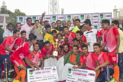 শিরোপা হাতে নৌবাহিনীর উল্লাস