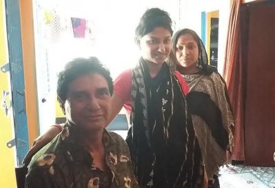 বাবা-মায়ের সঙ্গে অ্যানি
