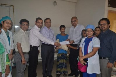 আবুল বাজানদারের পরিবারকে আর্থিক সহযোগিতা এনভয়ের