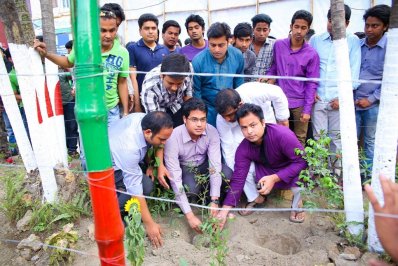সড়কদ্বীপে সৌন্দর্যবর্ধনের করতে গাছ লাগাচ্ছে ছাত্রলীগ নেতারা
